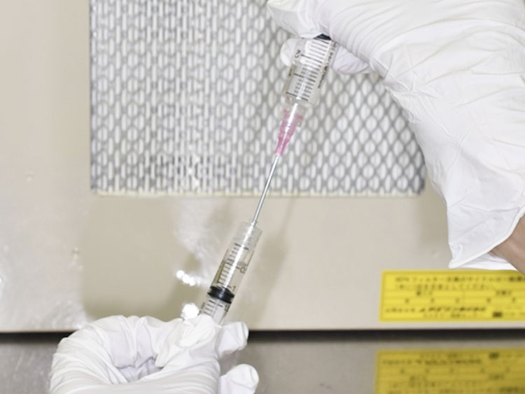 線維芽細胞にヒアルロン酸液を加えます