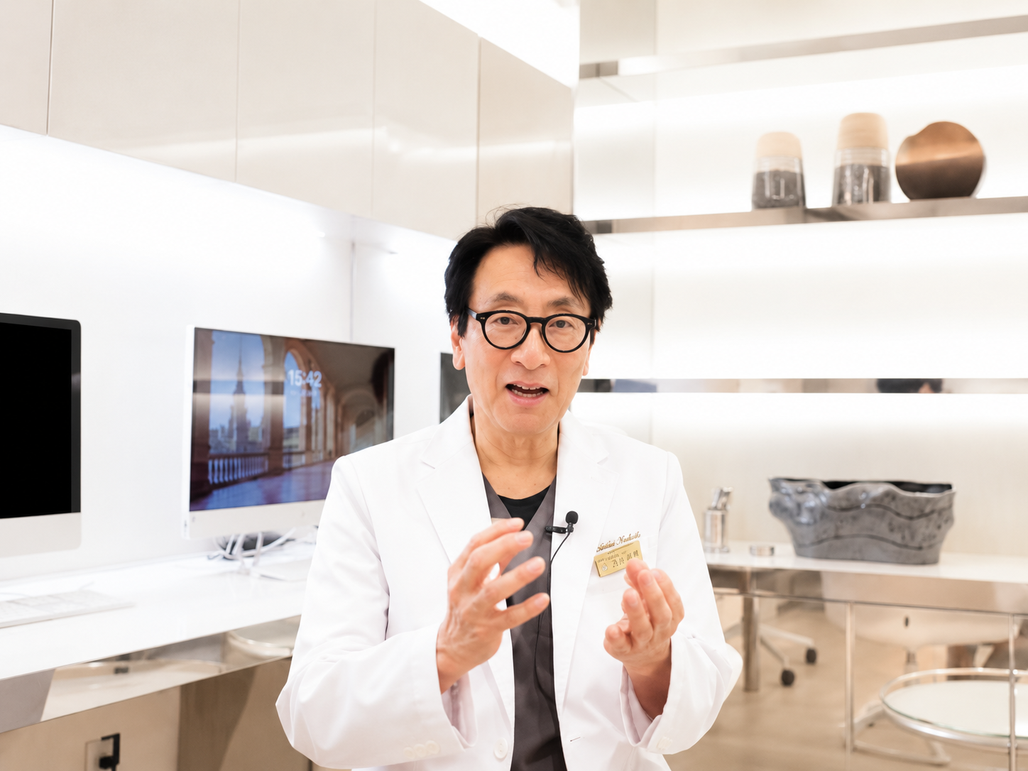 “治る力”を引き出す再生医療について説明する酒井形成外科院長