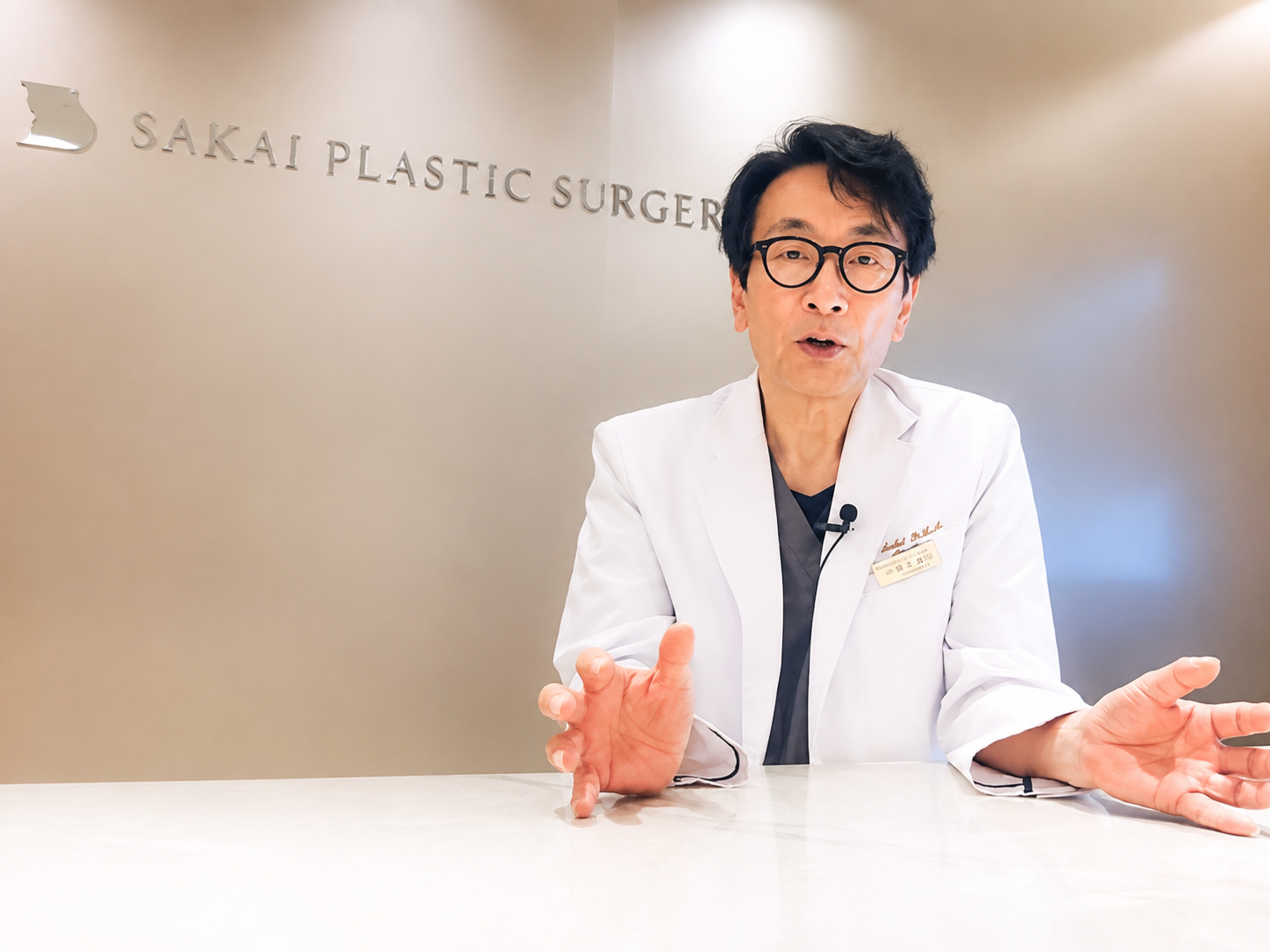 ご自身の細胞を活かす再生医療について説明する酒井形成外科院長