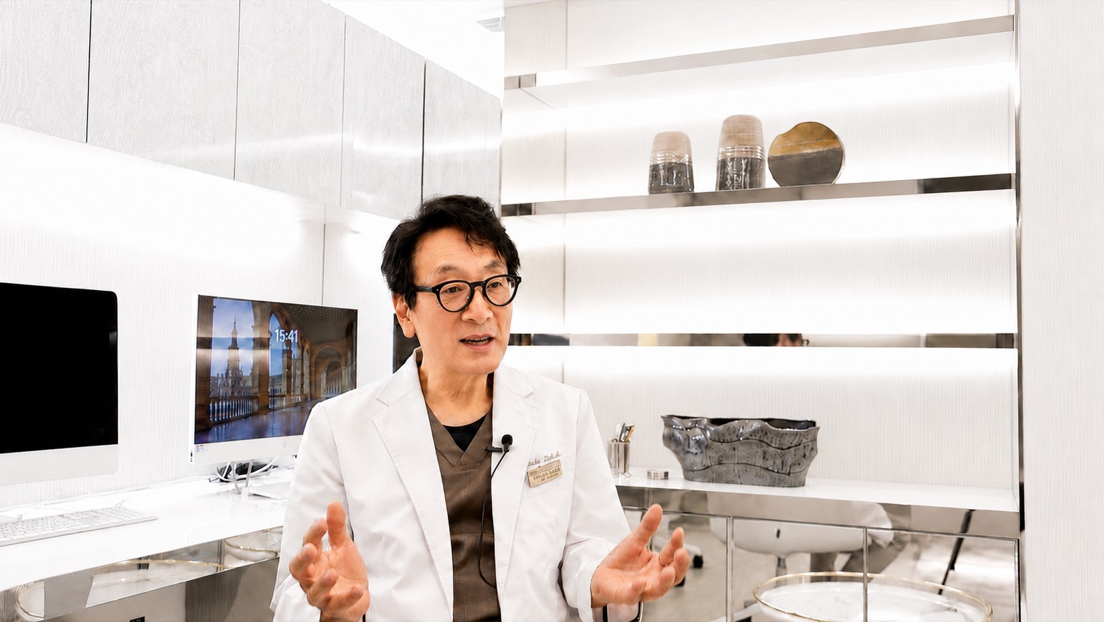 再生医療の3つの柱について説明する酒井形成外科院長
