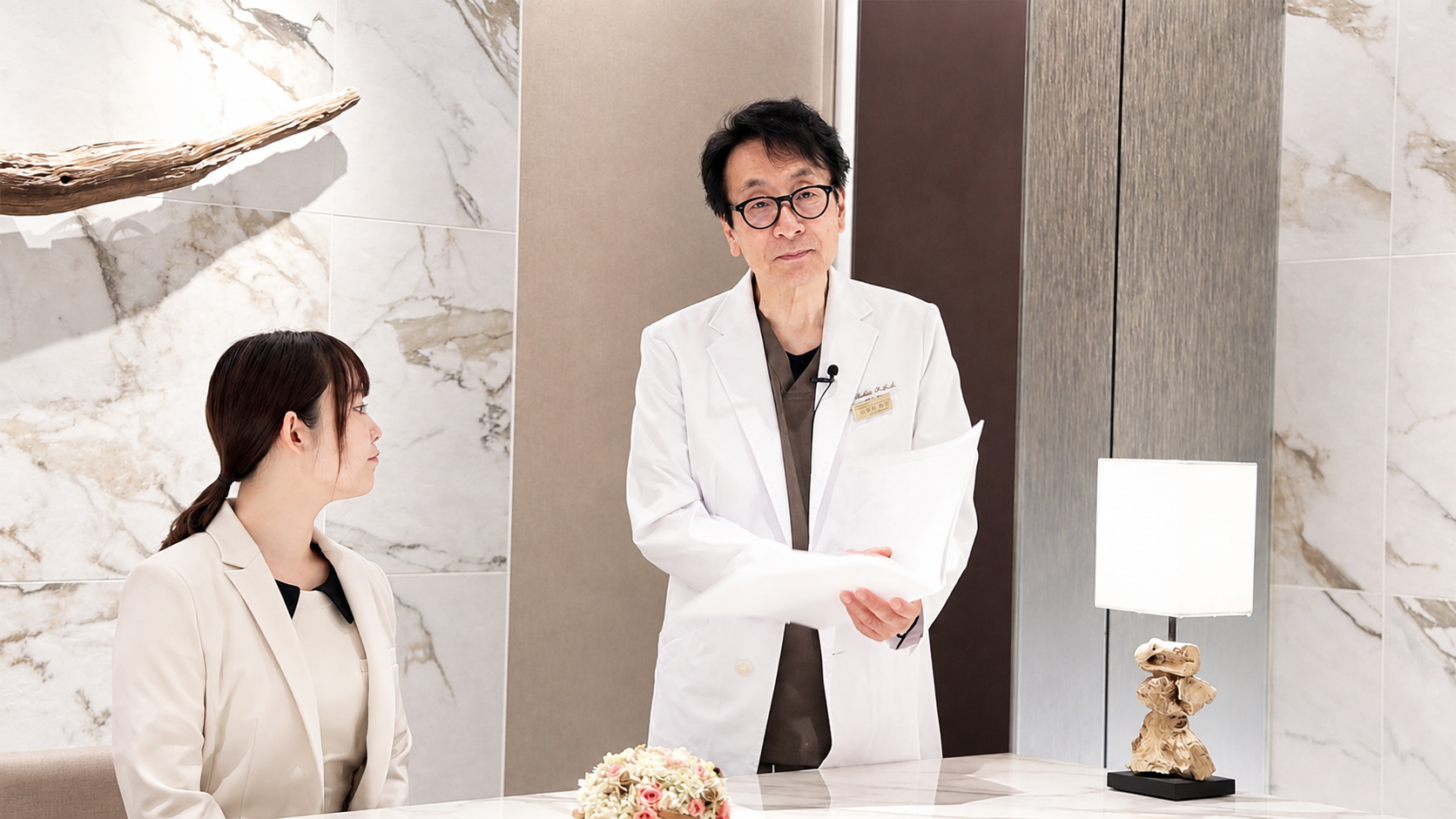 未来へつながる再生医療について説明する酒井形成外科院長